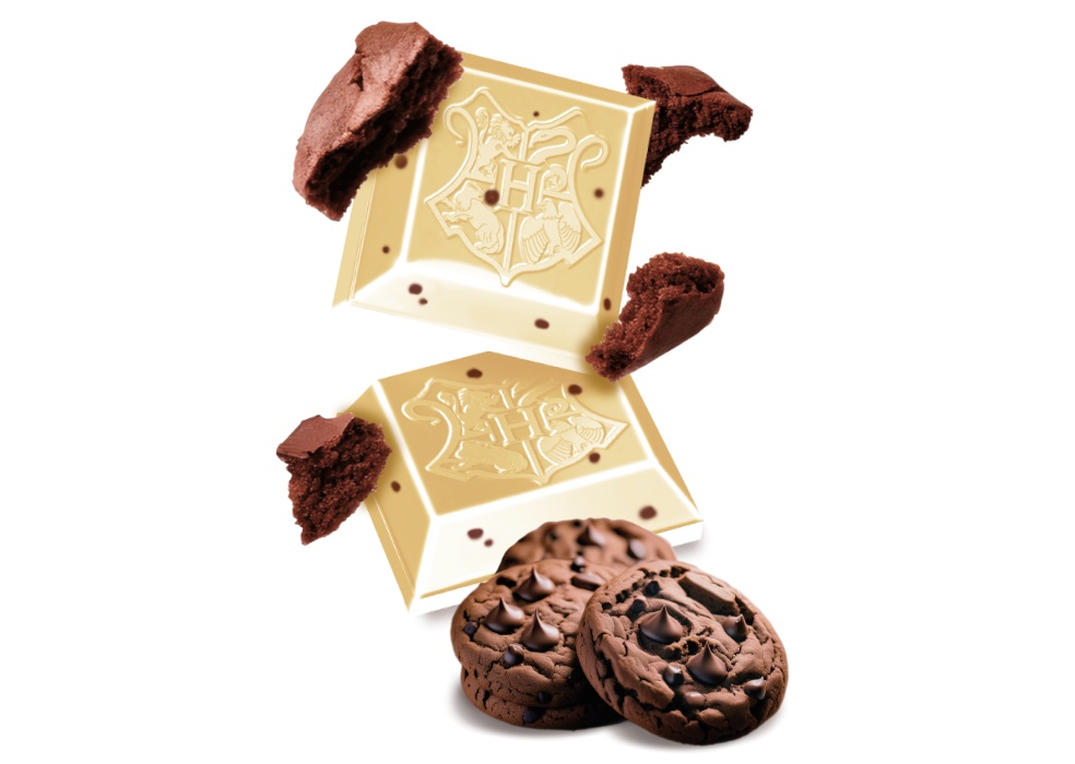 Harry Potter Biela čokoláda s cookies - detail kúskov s Rokfortským erbom